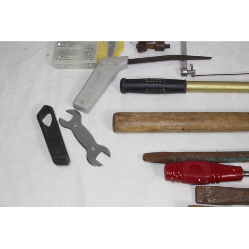 430 - QUANTITY OF TOOLS INCLUDING VINTAGE EXAMPLES AND A WOODEN CASED PARALLEL ROLLING RULE ETC