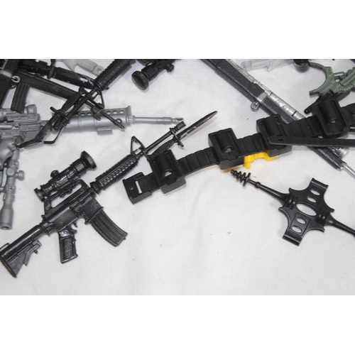 539 - VINTAGE ACTION MAN FOOT LOCKER WITH LARGE QUANTITY OF ACTION MAN WEAPONS & ACCESSORIES