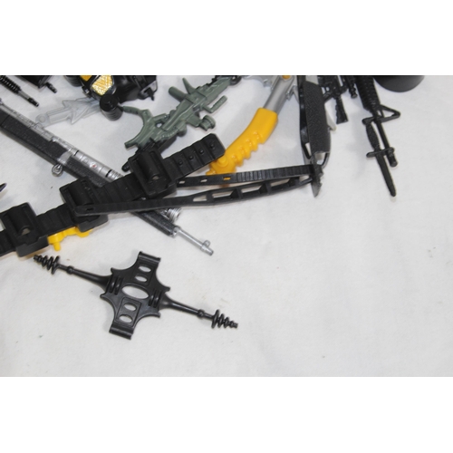 539 - VINTAGE ACTION MAN FOOT LOCKER WITH LARGE QUANTITY OF ACTION MAN WEAPONS & ACCESSORIES