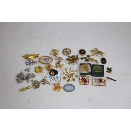 746 - QUANTITY OF GOOD BROOCHES