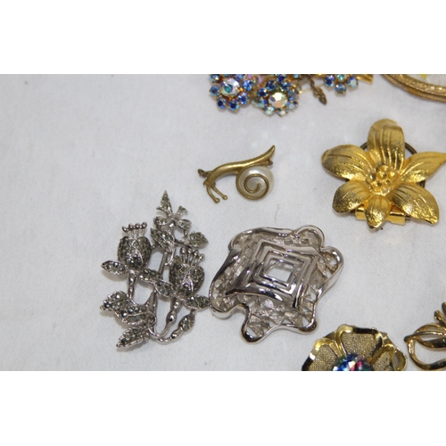 746 - QUANTITY OF GOOD BROOCHES