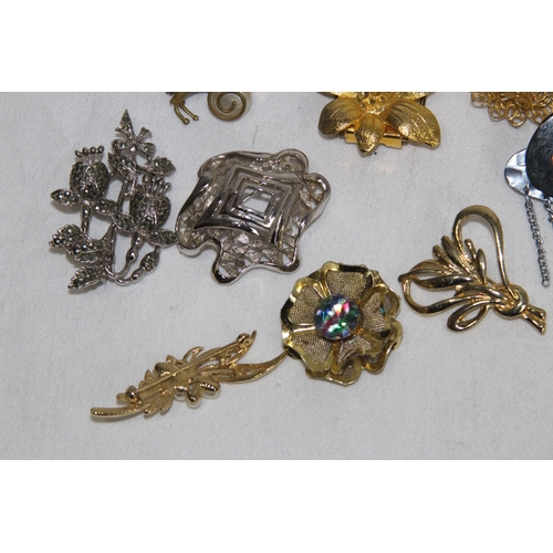 746 - QUANTITY OF GOOD BROOCHES