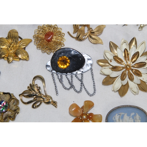 746 - QUANTITY OF GOOD BROOCHES