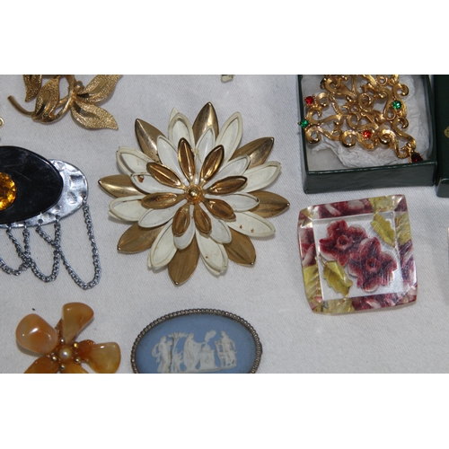 746 - QUANTITY OF GOOD BROOCHES