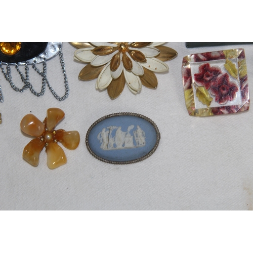 746 - QUANTITY OF GOOD BROOCHES