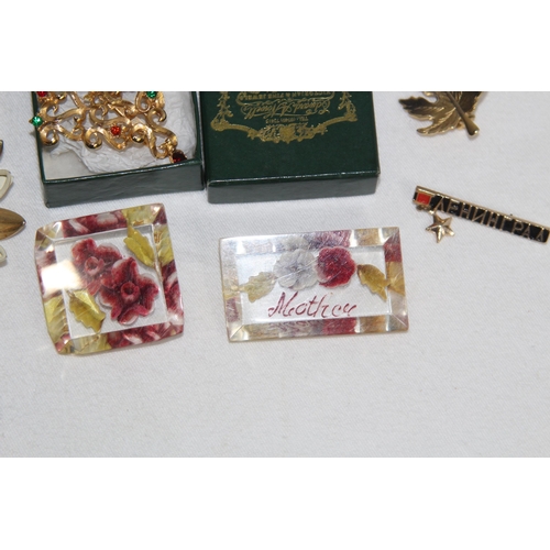 746 - QUANTITY OF GOOD BROOCHES