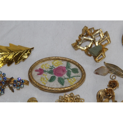 746 - QUANTITY OF GOOD BROOCHES