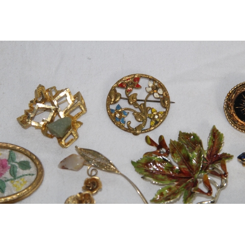 746 - QUANTITY OF GOOD BROOCHES