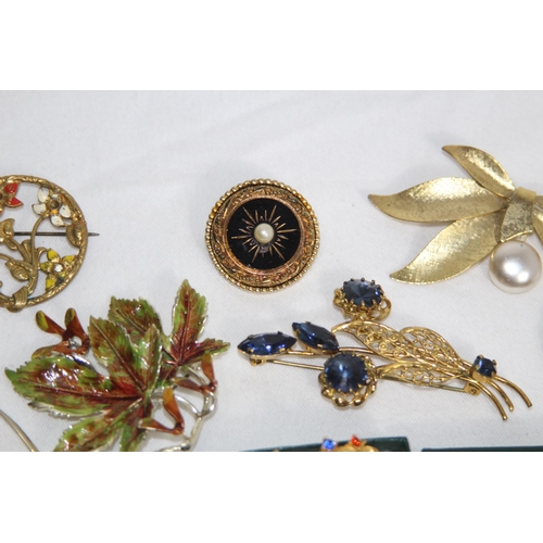 746 - QUANTITY OF GOOD BROOCHES