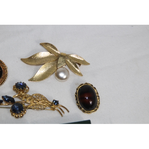 746 - QUANTITY OF GOOD BROOCHES