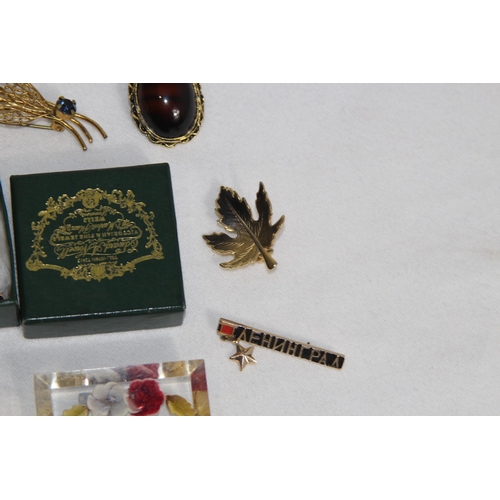 746 - QUANTITY OF GOOD BROOCHES