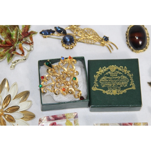 746 - QUANTITY OF GOOD BROOCHES