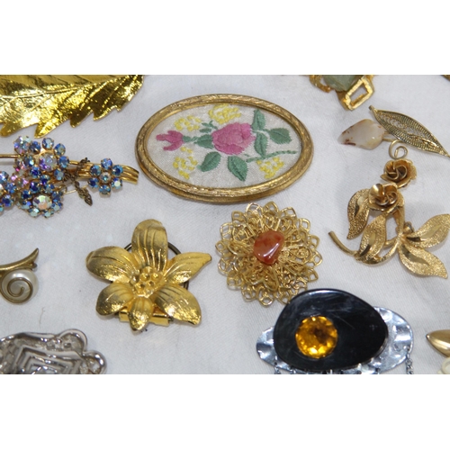 746 - QUANTITY OF GOOD BROOCHES