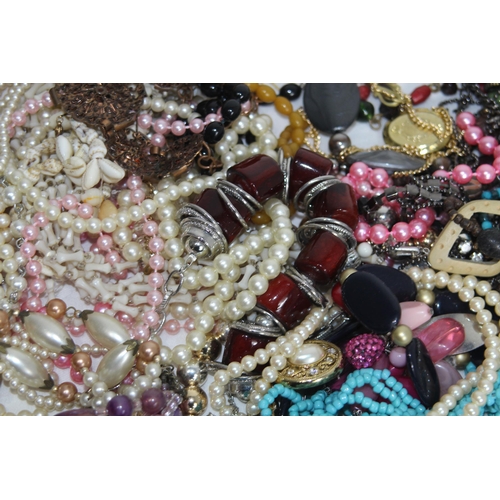 438 - QUANTITY OF COSTUME JEWELLERY