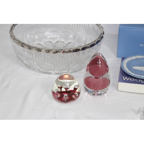 227 - BOHEMIAM BLUE CRYSTAL BOWL, WEDGWOOD AND OTHER CRYSTAL AND GLASS ITEMS