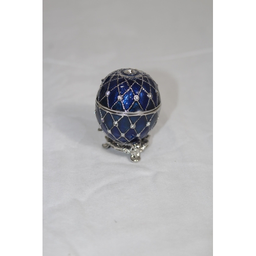 431 - QUANTITY OF NOVELTY DESK CLOCKS INCLUDING EMPTY CITIZEN BOX