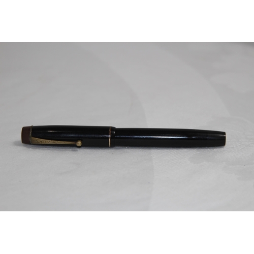 PARKER VICTORY FOUNTAIN PEN WITH A 14CT GOLD NIB