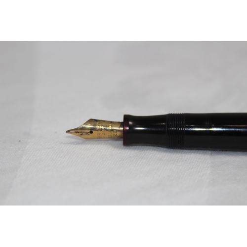 PARKER VICTORY FOUNTAIN PEN WITH A 14CT GOLD NIB