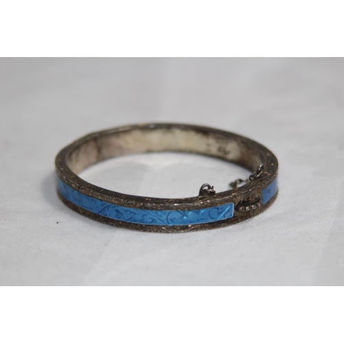862 - SILVER AND ENAMEL BRACELET 19.12 GRAMS