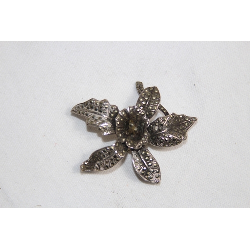 872 - STERLING SILVER FLOWER BROOCH, 20.48 GRAMS