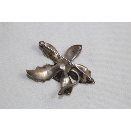 872 - STERLING SILVER FLOWER BROOCH, 20.48 GRAMS