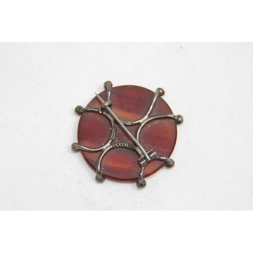 873 - AGATE SLICE CELTIC SILVER BROOCH, 11.38 GRAMS