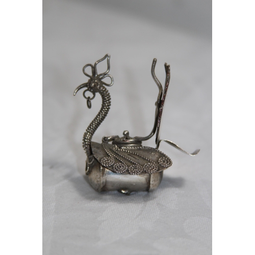 924 - ORIENTAL SILVER BIRD FORM NOVELTY HOLDER, 30 GRAMS