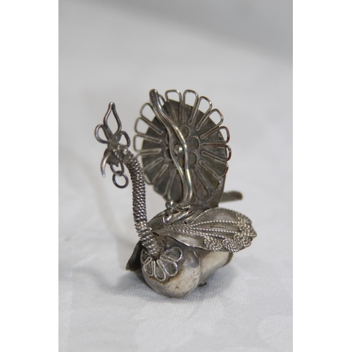924 - ORIENTAL SILVER BIRD FORM NOVELTY HOLDER, 30 GRAMS