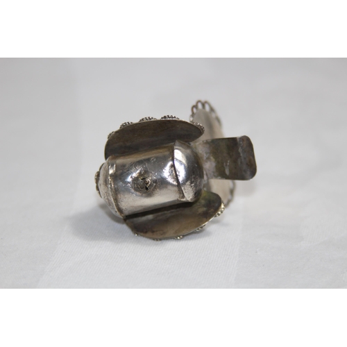 924 - ORIENTAL SILVER BIRD FORM NOVELTY HOLDER, 30 GRAMS