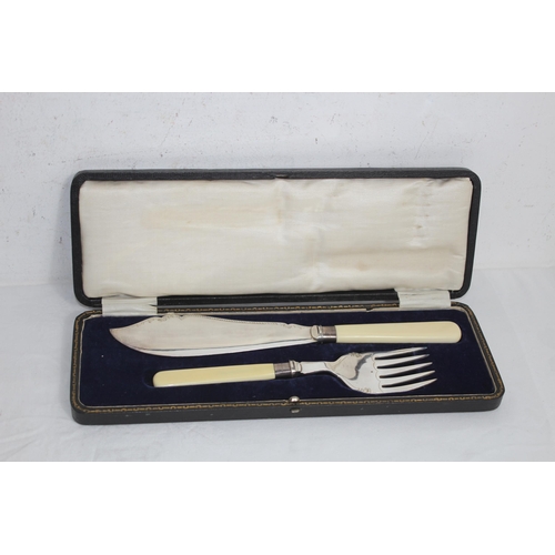 928 - CASED SILVER FERRULED FISH SERVING SET, SHEFFIELD 1919