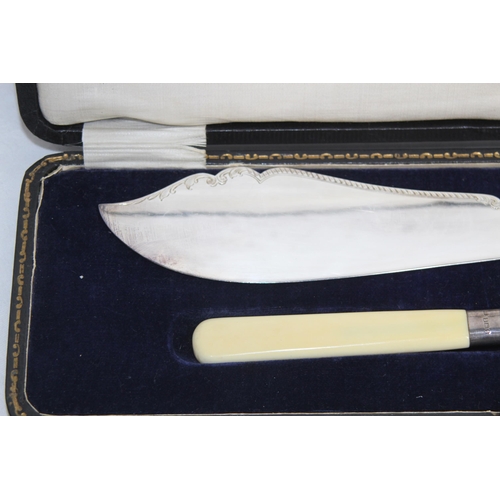 928 - CASED SILVER FERRULED FISH SERVING SET, SHEFFIELD 1919
