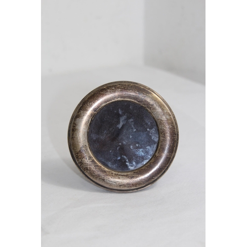 930 - ROUND SILVER PHOTO FRAME
