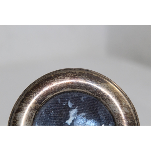 930 - ROUND SILVER PHOTO FRAME