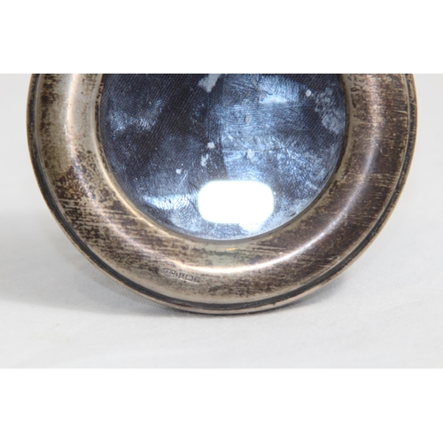 930 - ROUND SILVER PHOTO FRAME