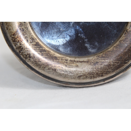 930 - ROUND SILVER PHOTO FRAME