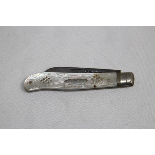 937 - EDWARDIAN SILVER & M.O.P. HANDLED FRUIT KNIFE, SHEFFIELD 1904