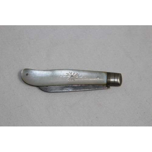 937 - EDWARDIAN SILVER & M.O.P. HANDLED FRUIT KNIFE, SHEFFIELD 1904