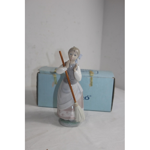702 - BOXED LLADRO LADY FIGURE NO 5025
24CM