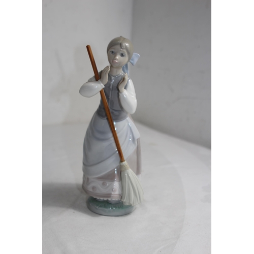 702 - BOXED LLADRO LADY FIGURE NO 5025
24CM