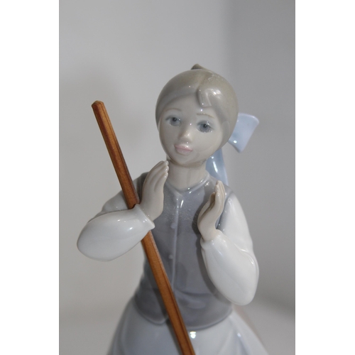 702 - BOXED LLADRO LADY FIGURE NO 5025
24CM