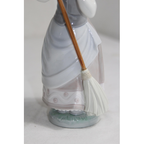 702 - BOXED LLADRO LADY FIGURE NO 5025
24CM