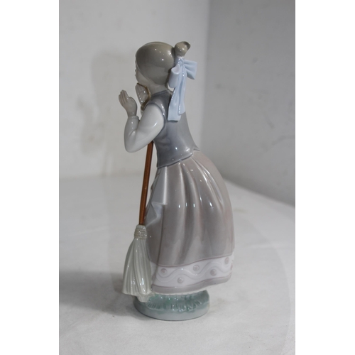 702 - BOXED LLADRO LADY FIGURE NO 5025
24CM
