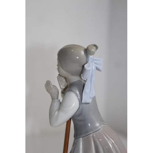 702 - BOXED LLADRO LADY FIGURE NO 5025
24CM