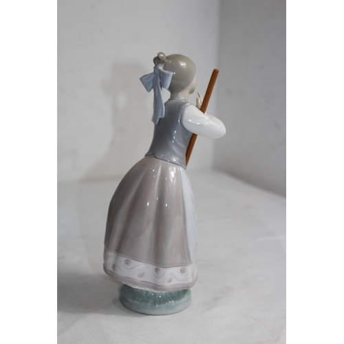 702 - BOXED LLADRO LADY FIGURE NO 5025
24CM