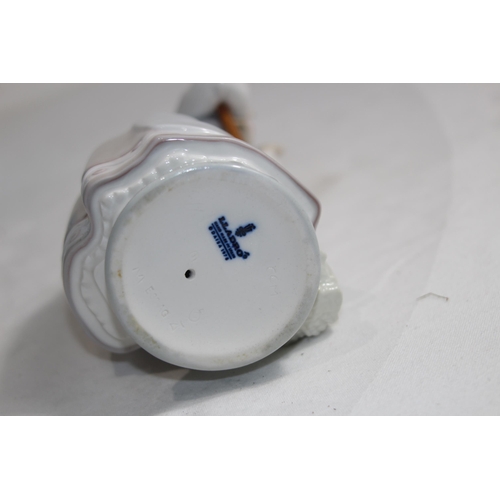 702 - BOXED LLADRO LADY FIGURE NO 5025
24CM