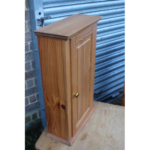 25 - QUANTITY OF PINE FURNITURE
67 X 91 X 39CM