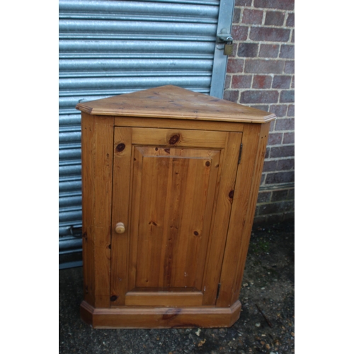 25 - QUANTITY OF PINE FURNITURE
67 X 91 X 39CM