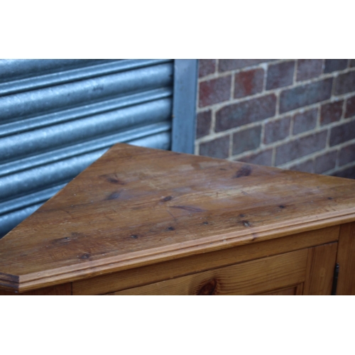 25 - QUANTITY OF PINE FURNITURE
67 X 91 X 39CM