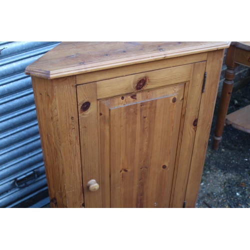 25 - QUANTITY OF PINE FURNITURE
67 X 91 X 39CM