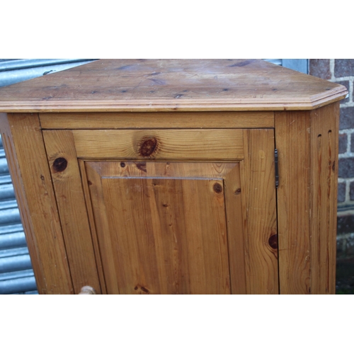 25 - QUANTITY OF PINE FURNITURE
67 X 91 X 39CM